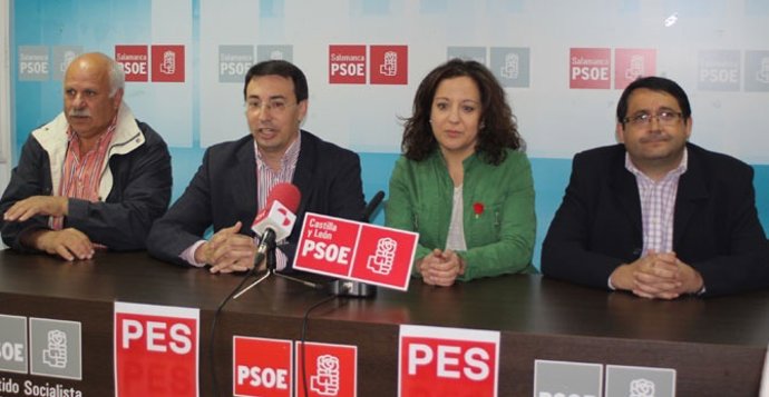 García (c) en la sede socialista de Salamanca