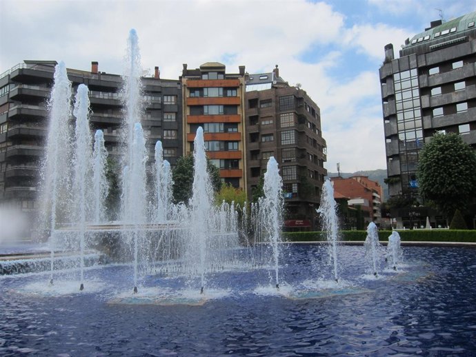 Fuente de la Plaza América, teñida de azul.