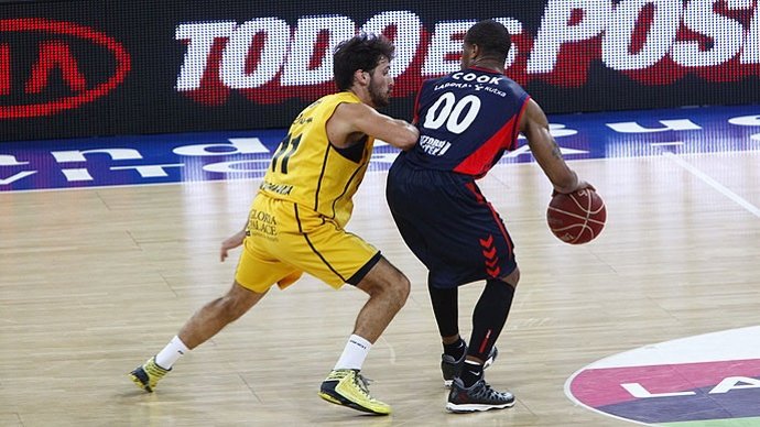 El jugador del Laboral Kutxa Cook protege el balón