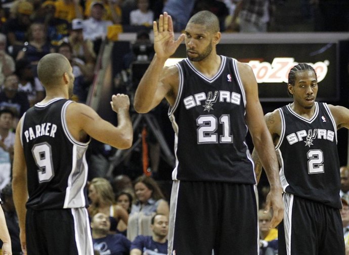 Los jugadores de San Antonio Duncan, Parker  y Leonard