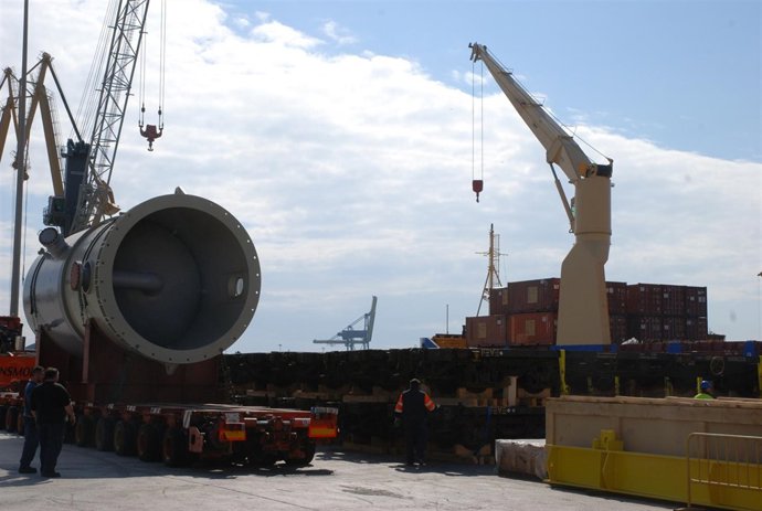 Carga de vagones de plataformas de tren en el Puerto de Tarragona