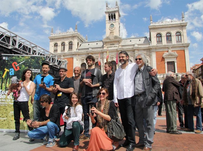 Los premiados de la edición 2013 del TAC posan en la Plaza Mayor