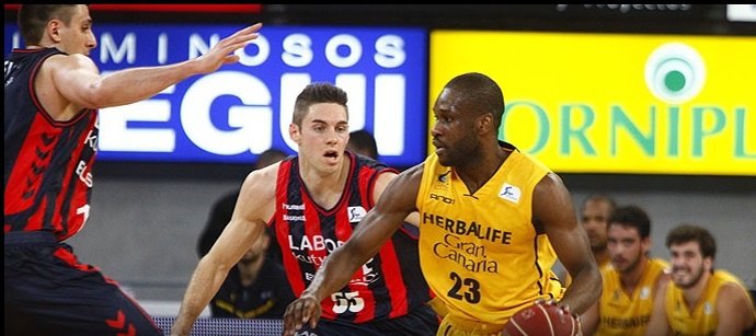 El jugadr del Herbalife Chamberlain Emeka Oguchi