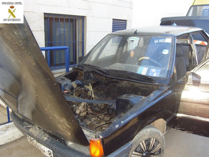 Aquí esconden a los inmigrantes después de quitar varios elementos del motor 