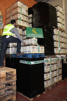 Botellas de ron intervenidas