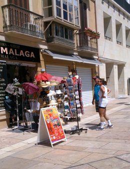 Turistas en un puesto de Málaga