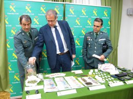 Juan Miguel Recio, José Antonio Martínez Bermejo y Javier Peña, ante el alijo.