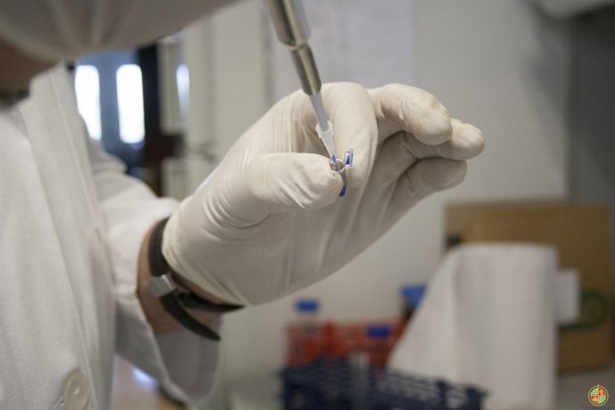 El investigador aisla una muestra