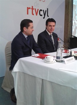 El ministro de Industria, José Manuel Soria, junto a Eduardo Álvarez, de RTVCyL