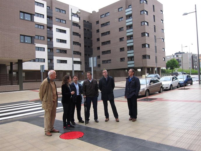 Gamarra, en la visita a la nueva zona de la calle Santa Marina