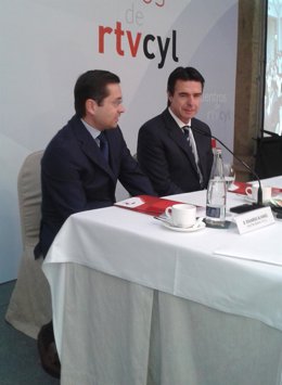 El ministro de Industria, José Manuel Soria, junto a Eduardo Álvarez, de RTVCyL