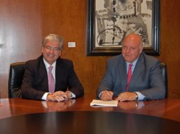 Jordi Cornet y el director de desarrollo de Consum, Javier Vidal, en la firma