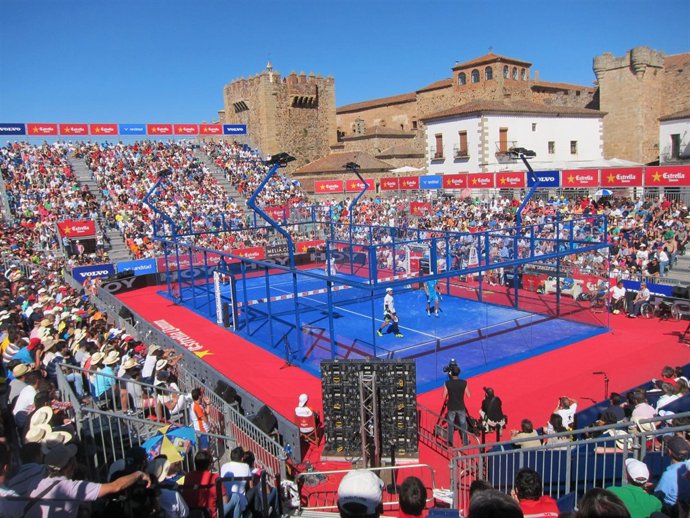 Pista Del World Pádel Tour Instalada En La Plaza Mayor De Cáceres
