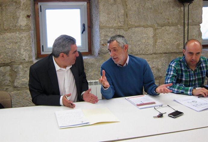 Villarrubia (i) y Prieto, a su lado, en la reunión mantenida este lunes