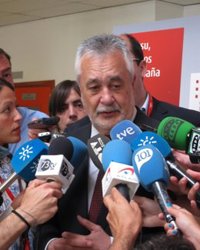 Griñán insiste en que el decreto antidesahucios es "plenamente constitucional" y se muestra dispuesto a "explicarlo"