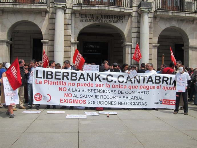 Concentración de los trabajadores en la sede de Caja Cantabria