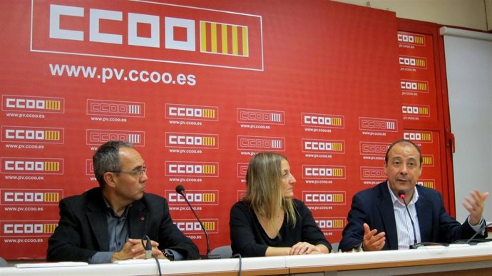 Carlos Bravo interviene junto a Joan Coscubiela y Eva Hernández.