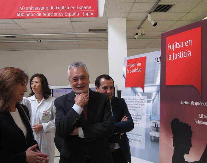 José Antonio Griñán en las instalaciones de Fujitsu en Málaga