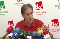 Escobar (IU) dice sobre la reunión de Rajoy con presidentes del PP que "el Gobierno tiene que calmar su gallinero"