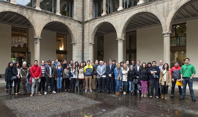 Iribas, con los alumnos participantes en el programa europeo Leonardo Da Vinci.