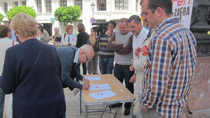 Impulsores del manifiesto Huelva-Zafra recogen firmas.