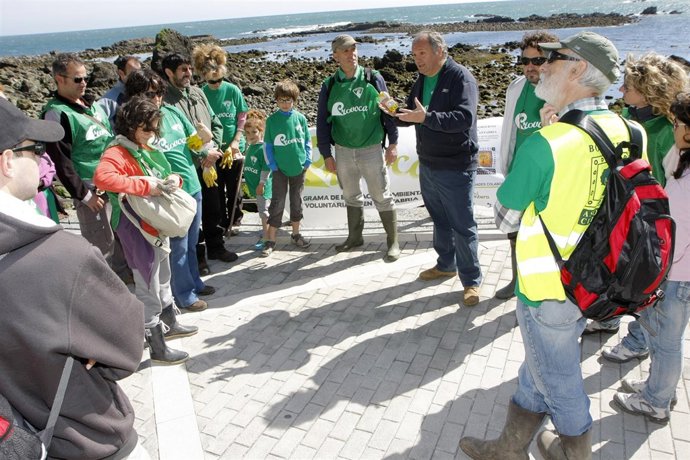El consejero de Medio Ambiente con los voluntarios de PROVOCA en Laredo
