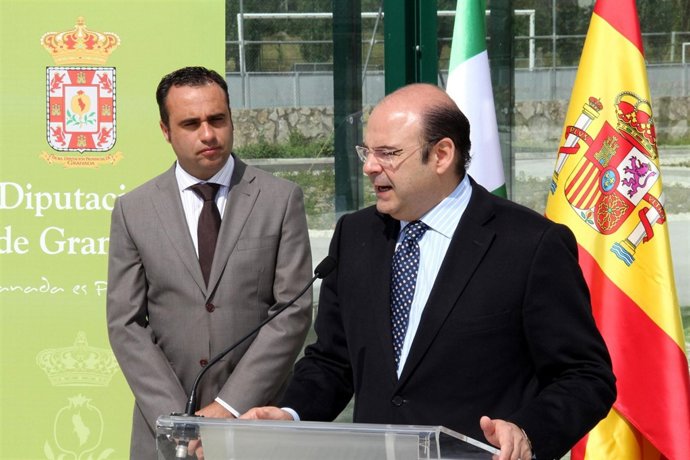 El presidente de Diputación felicita al Granada CF por permanecer en Primera