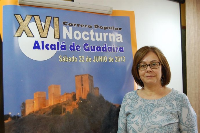 La delegada de Deportes, Mariló Gutiérrez, presenta el cartel de la carrera. 