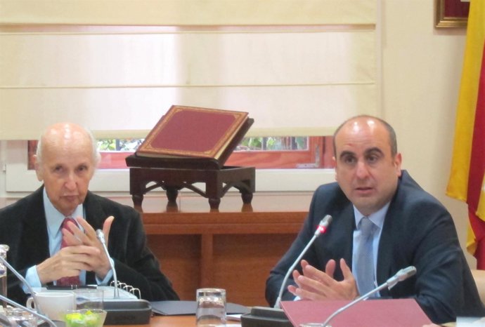 El director de CulturArts, Manuel Tomás (derecha), junto a Santiago Grisolía