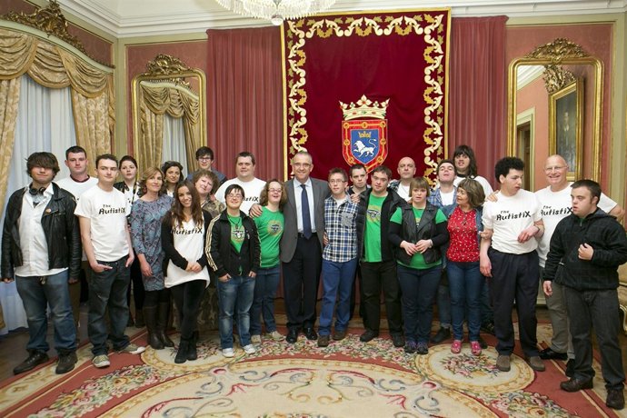 El alcalde de Pamplona recibe a Motxila 21 y The Autistix.