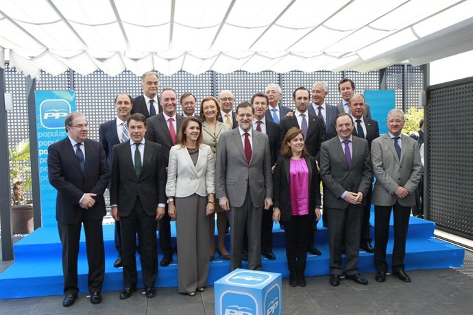 Rajoy posa con sus barones en Génova