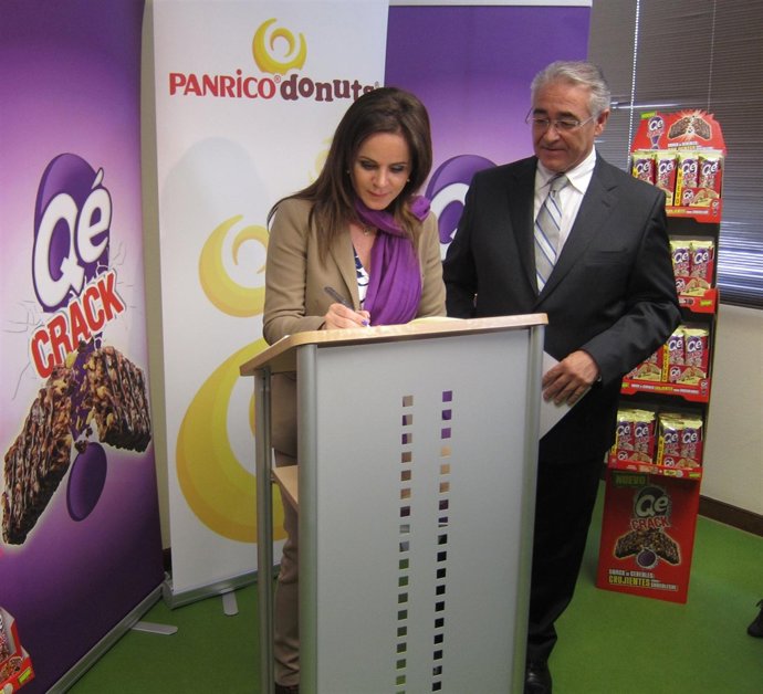 Silvia Clemente y Joan Casaponsa, en la fábrica de Panrico en Valladolid