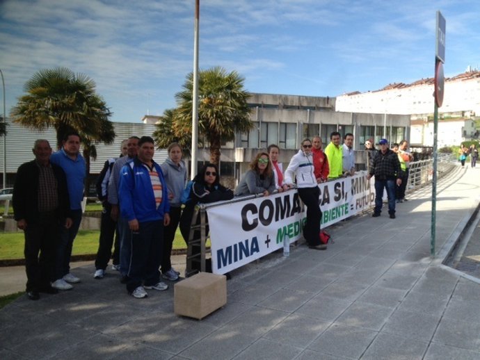 Representantes de la plataforma a favor de la mina de Corcoesto ante la Xunta