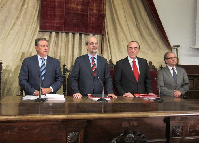 Juan José Mateos (izq.),  con el rector de la USAL en la entrega de becas
