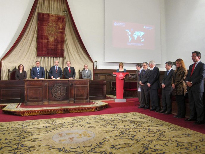 Acto de entrega de becas en el Paraninfo de la USAL