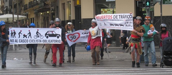 Miembros del colectivo denuncian la obligación de usar casco en vía urbana