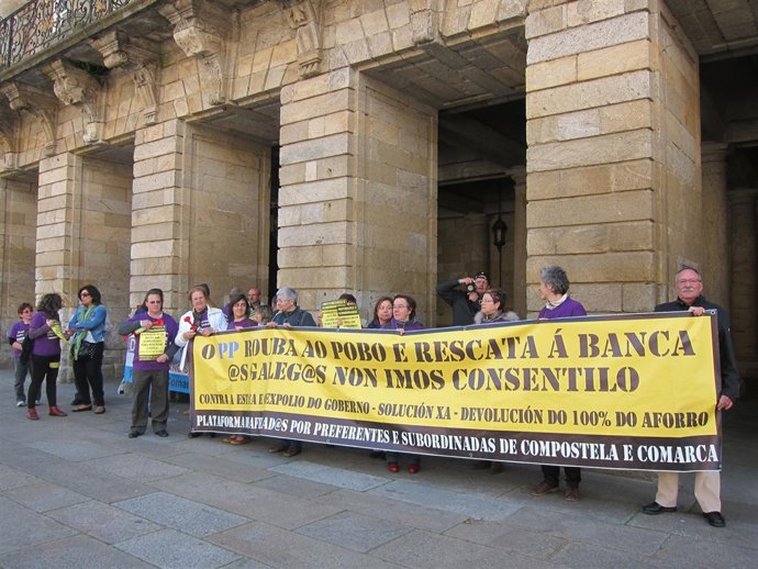 Afectados por las preferentes ante el Ayuntamiento de Santiago este jueves
