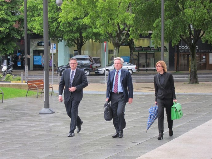 El exdirector general de Caja Navarra llega al Palacio de Justicia.