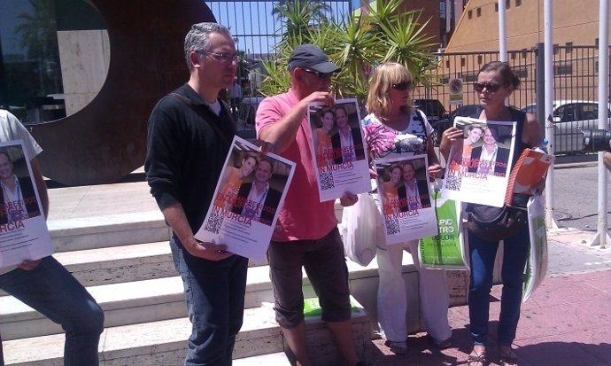 Familiares y amigos de los desaparecidos