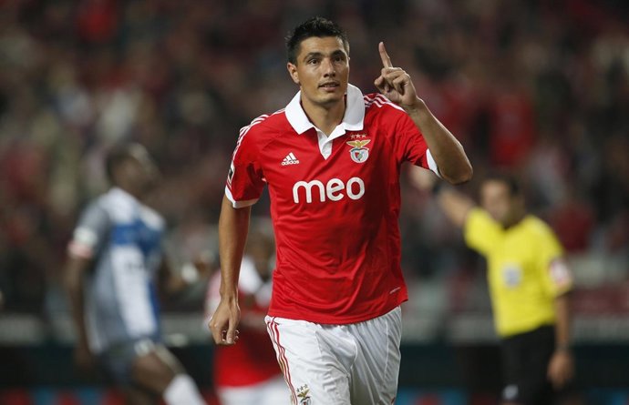Cardozo mete en la lucha al Benfica