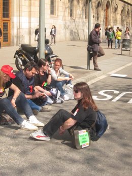 Manifestantes En Plaza Universitat De Barcelona El 29M