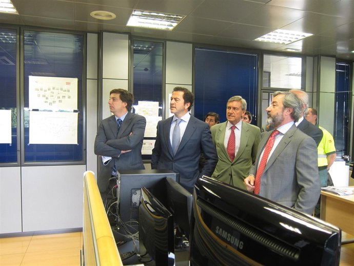 Cavero durante una visita al centro de conservación y pantallas de la M-501