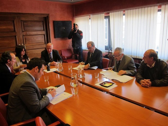 Blanco y Gómez, durante la firma del convenio.