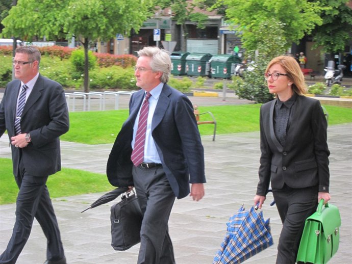 El exdirector general de CAN llega al Palacio de Justicia de Pamplona.