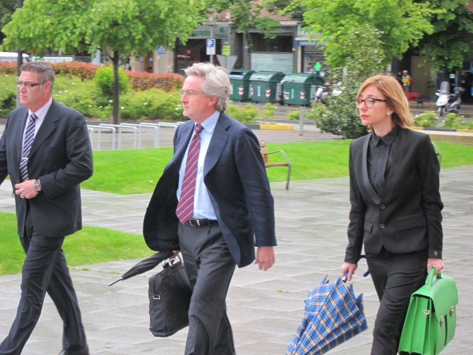 El exdirector general de CAN llega al Palacio de Justicia de Pamplona.