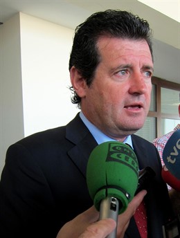 El vicepresidente y portavoz del Consell, José Císcar, atiende a los periodistas