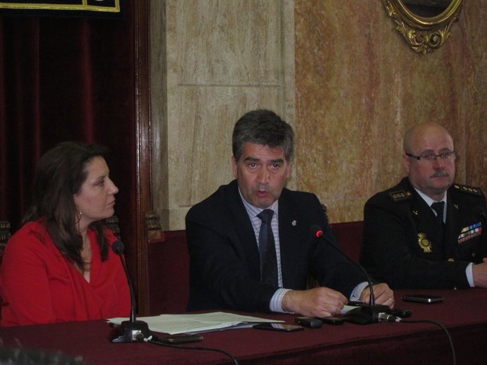 Cosidó, en rueda de prensa junto a la delegada del Gobierno, Carmen Crespo