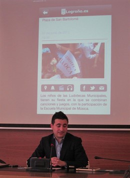 Pedro Muro, ante la app Logroño.Es