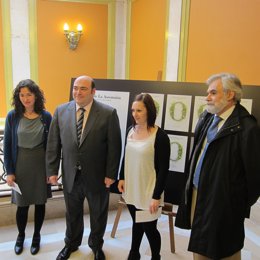 El alcalde de Oviedo con las galardonadas por el cartel de la Ascensión