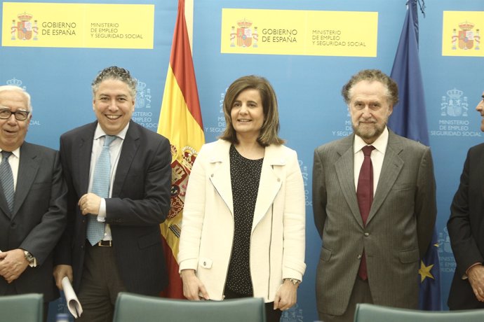 Fátima Báñez con Tomás Burgos en la primera reunión del Comité de Expertos